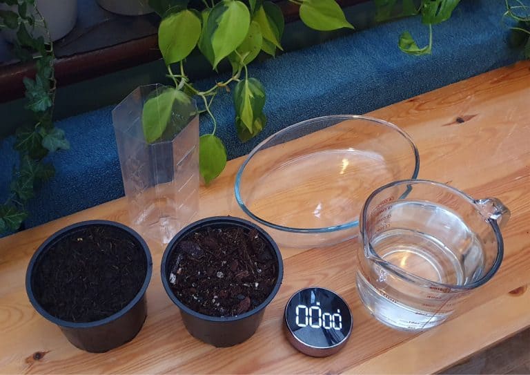 The materials used to measure how much water a 1l plant pot